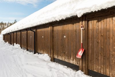 Garasjedør frosset fast. Vinter.
