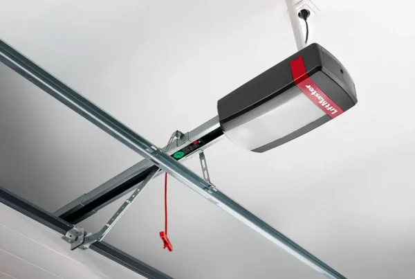 LiftMaster portåpner montert i taket