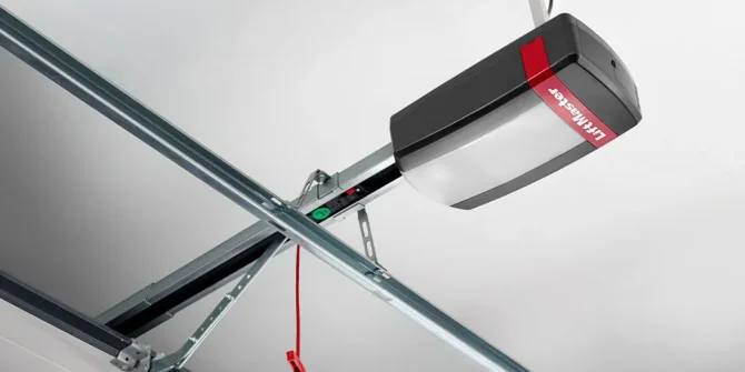 LiftMaster portåpner montert i taket