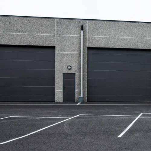 Industrigarasje med to store garasjeporter og to garasjedører i LOBAS PORTEN Eksklusiv Modern i farge sort.