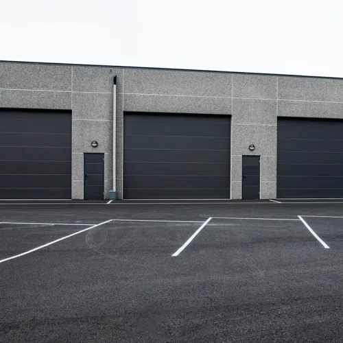 Industrigarasje med tre store garasjeporter og tre garasjedører i LOBAS PORTEN Eksklusiv Modern i farge sort.