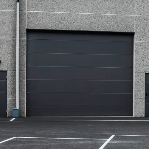 Industrigarasje med store garasjeporter og to garasjedører i LOBAS PORTEN Eksklusiv Modern i farge sort.