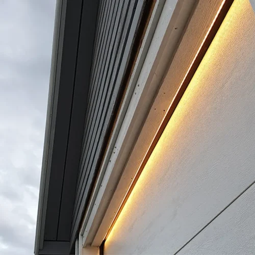 Nærbilde av LED-lyslist utendørs