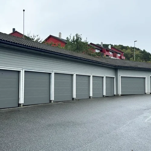 Rekkegarasje med LOBAS PORTEN Eksklusiv Trend garasjeporter i kvartsgrå