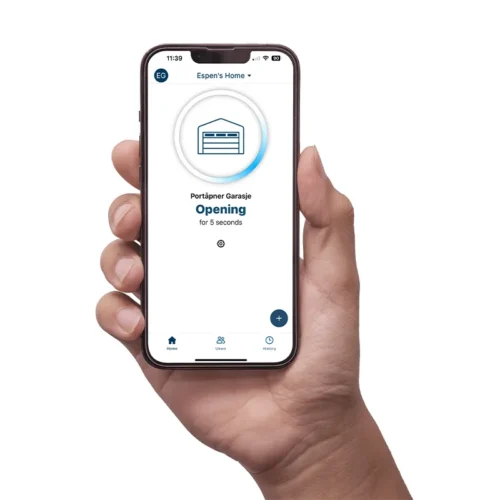 En hånd som holder en smarttelefon med LiftMaster myQ app som viser at garasjeporten åpner seg